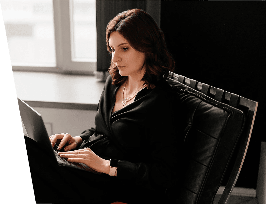 Osoba pracująca na laptopie